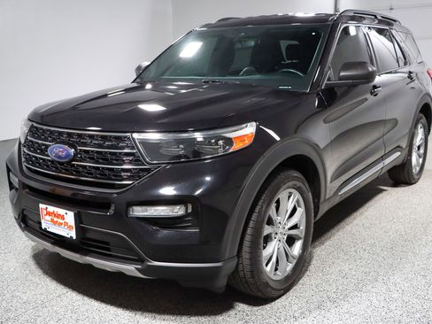 Used 2020 Ford Explorer XLT w/ Equipment Group 202A AWD/4WD image 33