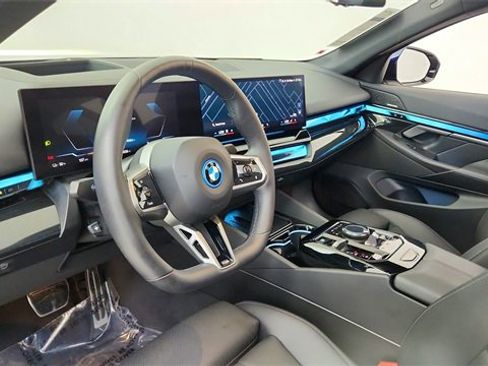 Used 2025 BMW i5 eDrive40i w/ M Sport Package image 19