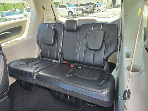 Used 2021 Chrysler Voyager Lxi FWD image 12