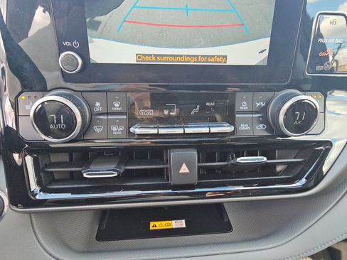 Used 2023 Toyota Highlander XLE AWD/4WD image 18