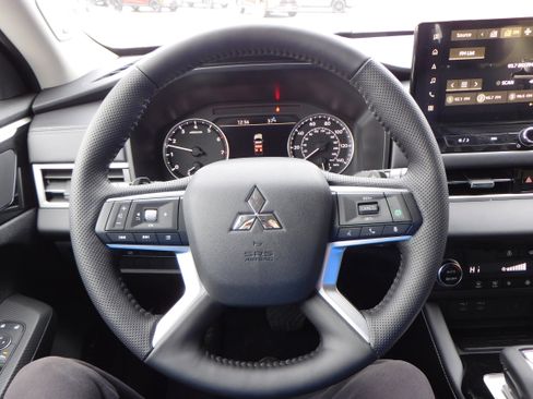 New 2026 Mitsubishi Outlander SE image 15