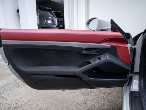 Used 2021 Porsche 718 Boxster Spyder RWD image 28