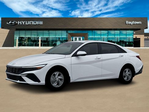 Used 2026 Hyundai Elantra SE FWD image 2