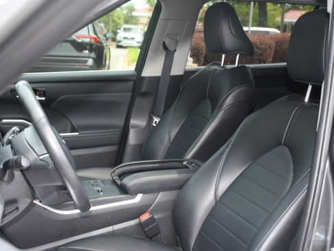 Used 2023 Toyota Highlander XLE FWD image 12