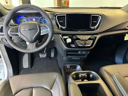 New 2026 Chrysler Pacifica Select image 5