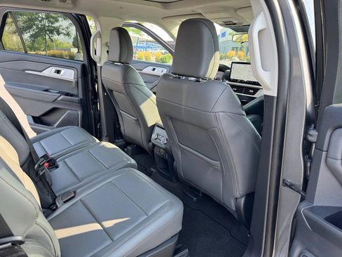 Used 2025 Ford Explorer Active w/ Active Comfort Package AWD/4WD image 15