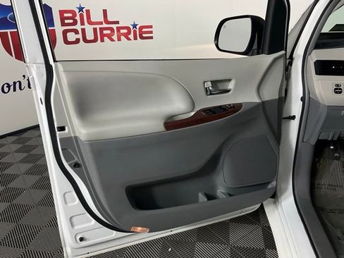 Used 2014 Toyota Sienna XLE image 12