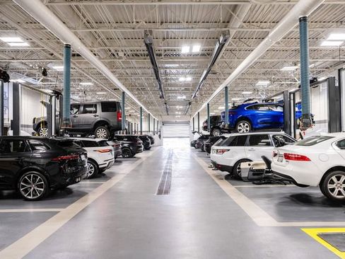 New 2025 Land Rover Range Rover Long Wheelbase SE image 27