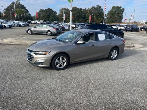 Used 2024 Chevrolet Malibu LT image 3