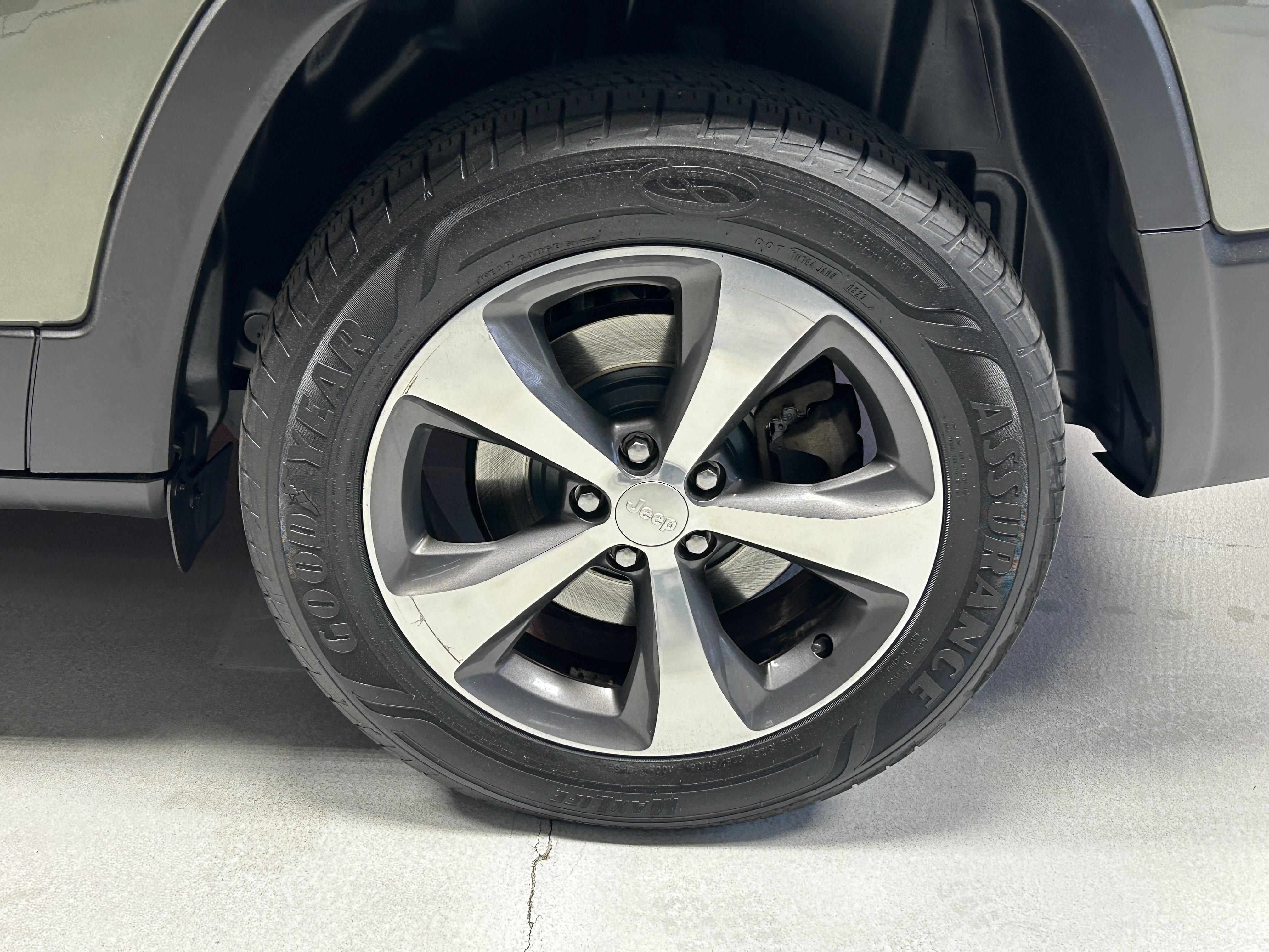 Used 2019 Jeep Cherokee Limited w/ Luxury Group AWD/4WD image 3