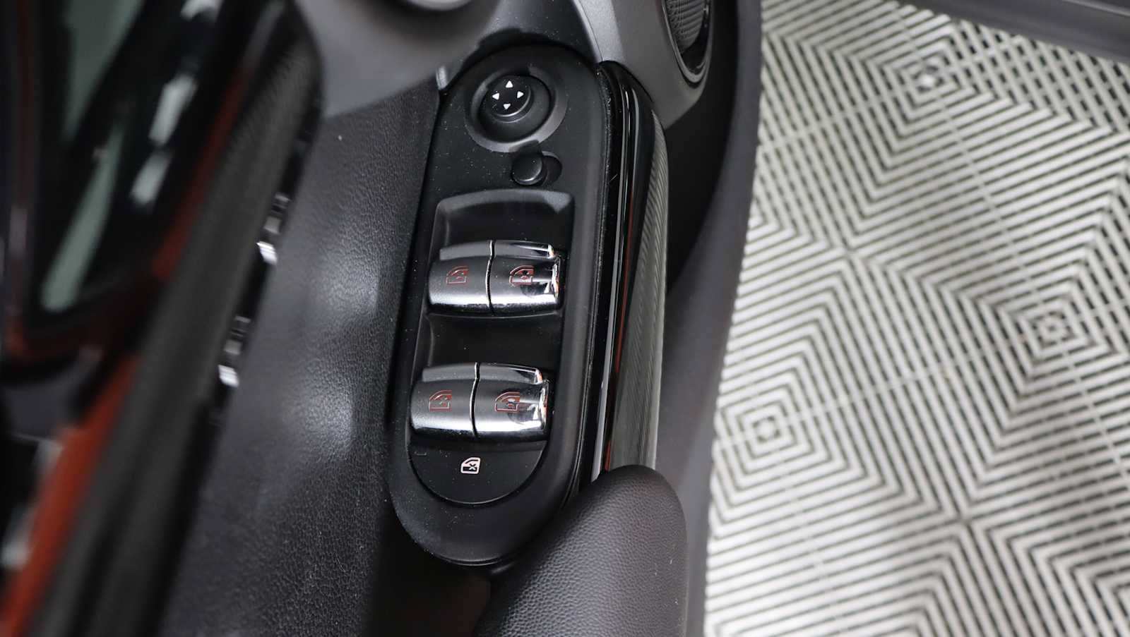 Used 2019 MINI Cooper 4-Door Hardtop FWD image 17