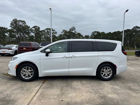 Certified 2023 Chrysler Pacifica Touring-L FWD image 6