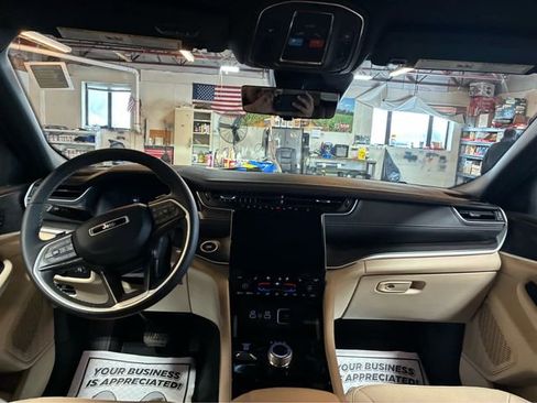 Used 2023 Jeep Grand Cherokee Limited w/ Luxury Tech Group II AWD/4WD image 13