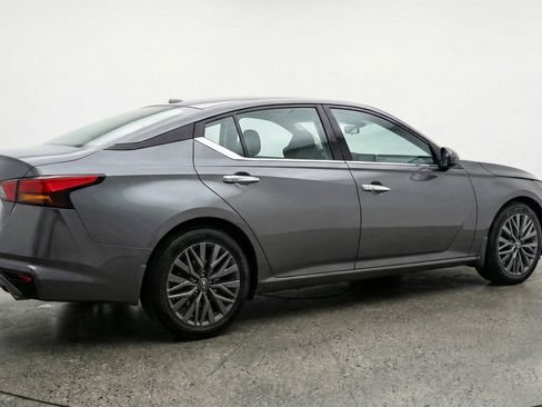 Used 2025 Nissan Altima 2.5 SV FWD image 9