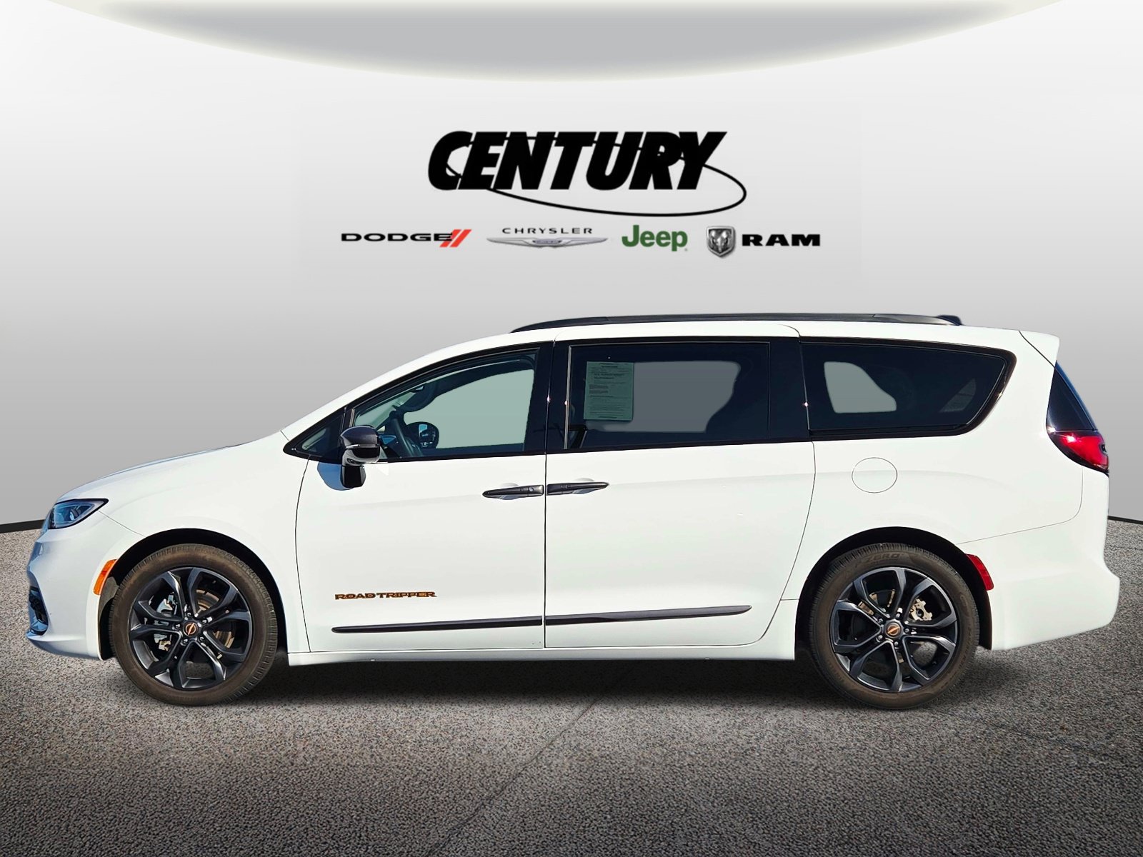 Used 2024 Chrysler Pacifica Touring-L FWD image 7