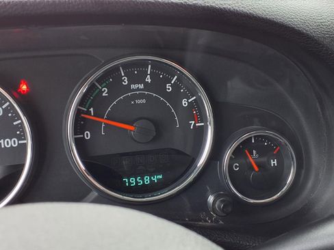 Used 2015 Jeep Wrangler Unlimited Rubicon w/ Connectivity Group image 16