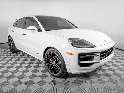 Used 2025 Porsche Cayenne GTS image 3