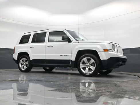 Used 2015 Jeep Patriot Latitude FWD image 29