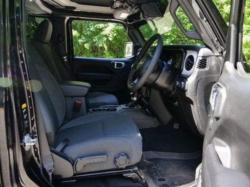 Used 2024 Jeep Wrangler Unlimited Sport w/ Convenience Group AWD/4WD image 17