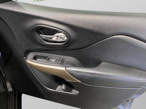 Used 2017 Jeep Cherokee Limited image 27