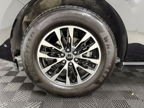 Used 2025 Ford Expedition Platinum image 11