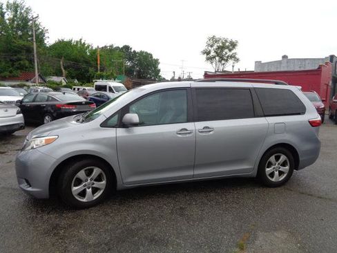 Used 2015 Toyota Sienna LE FWD image 3