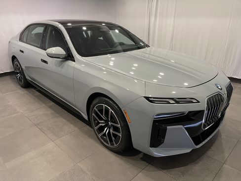 Certified 2024 BMW 760i xDrive w/ Premium Package 2 image 3