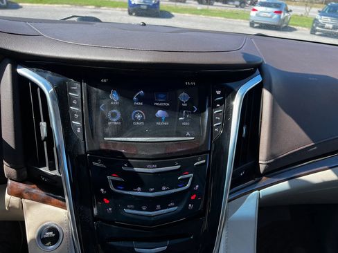 Used 2017 Cadillac Escalade Premium Luxury image 18
