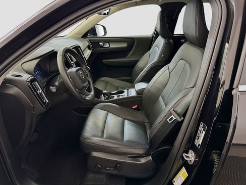 Used 2025 Volvo XC40 B5 Core image 13