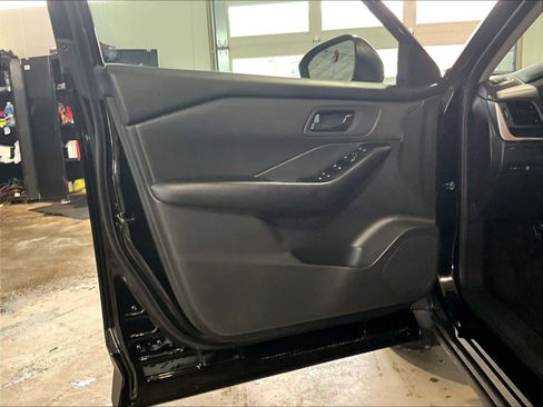 Used 2025 Nissan Rogue S AWD/4WD image 9