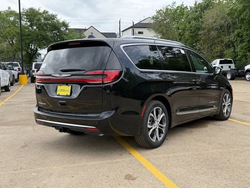 New 2026 Chrysler Pacifica Pinnacle image 7