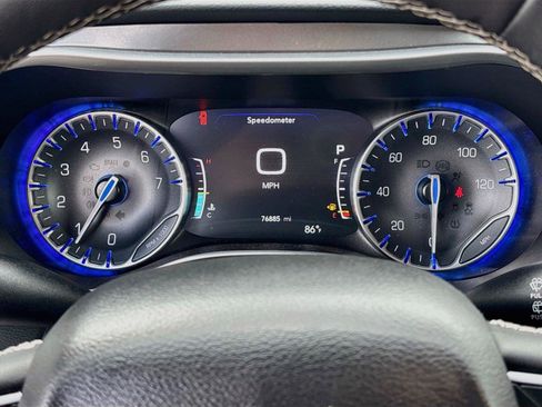 Used 2023 Chrysler Pacifica Touring-L FWD image 12