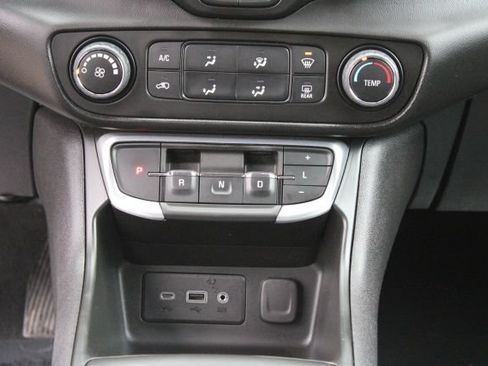 Used 2022 GMC Terrain SLE FWD image 16