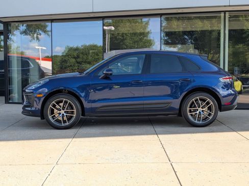 Certified 2025 Porsche Macan AWD/4WD image 2