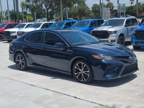 Used 2019 Toyota Camry SE FWD image 3
