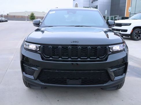 New 2025 Jeep Grand Cherokee Altitude image 9