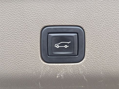 Used 2021 GMC Yukon XL Denali w/ Denali Premium Package image 33