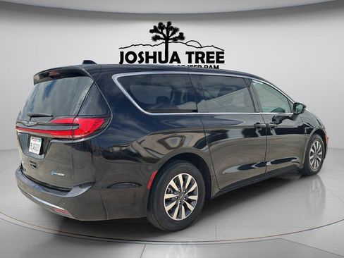 Used 2024 Chrysler Pacifica Limited FWD image 7