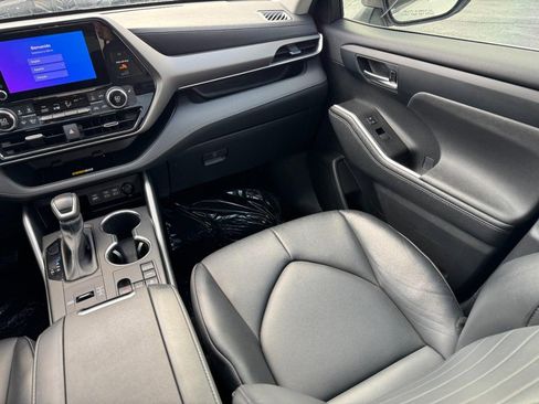Used 2023 Toyota Highlander FWD image 16