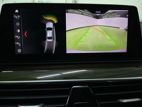 Used 2019 BMW 530e xDrive w/ Convenience Package image 22