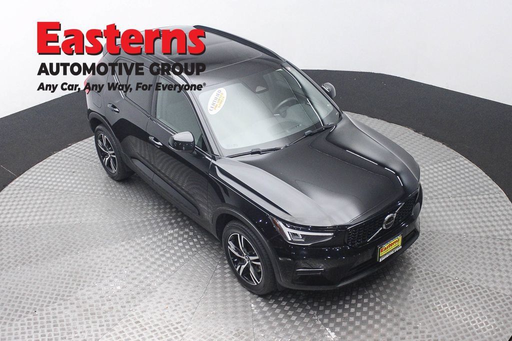Used 2024 Volvo XC40 B5 Core AWD/4WD image 5