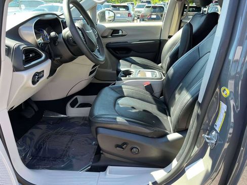 Used 2022 Chrysler Pacifica Touring-L FWD image 15