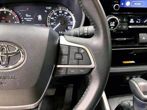 Used 2024 Toyota Highlander XLE AWD/4WD image 12