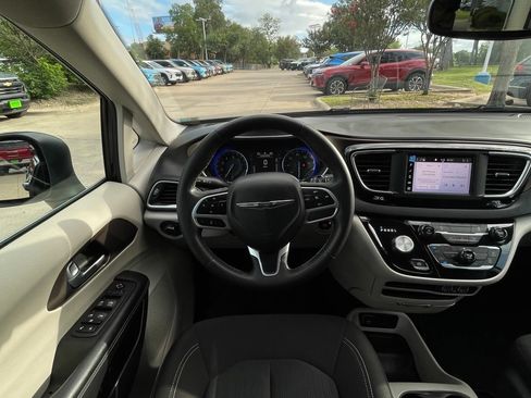 Used 2023 Chrysler Voyager LX FWD image 11