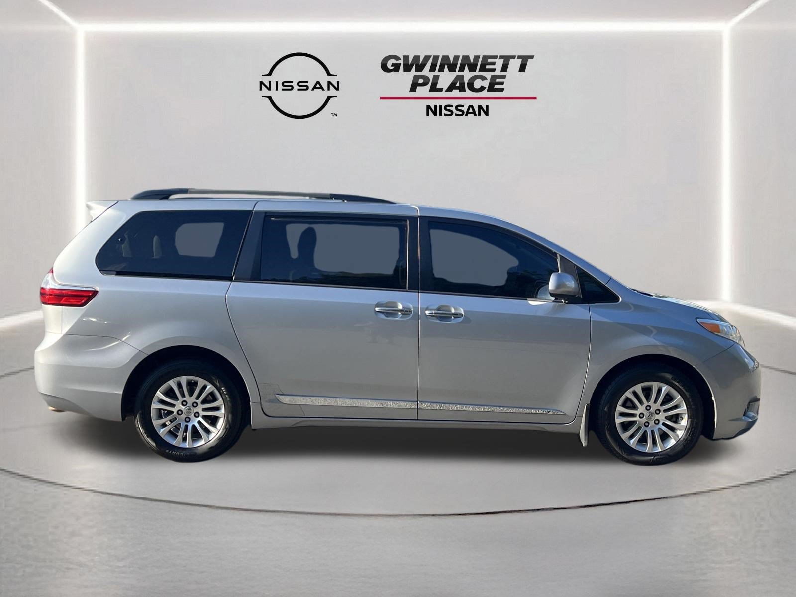Used 2016 Toyota Sienna XLE w/ XLE Navigation Package FWD image 27