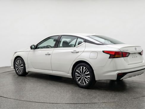 Used 2025 Nissan Altima 2.5 SV FWD image 6