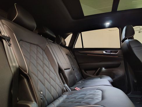 Used 2024 Volkswagen Atlas Cross Sport SEL Premium R-Line image 30