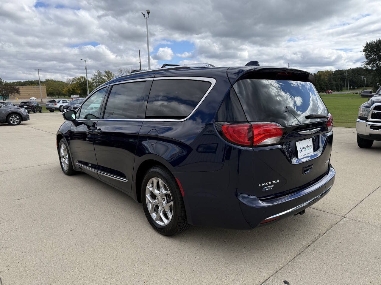 Used 2017 Chrysler Pacifica Limited w/ UConnect Theater Package FWD image 3