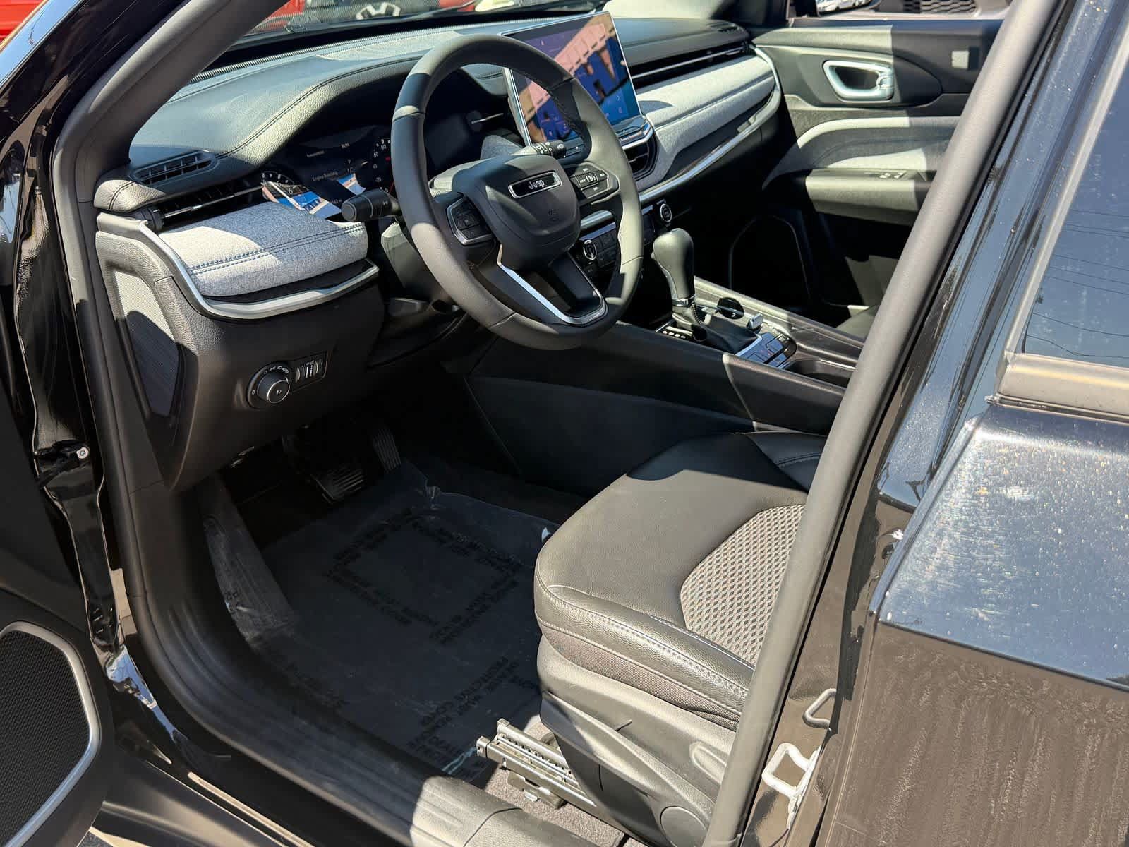 Used 2023 Jeep Compass Latitude AWD/4WD image 13
