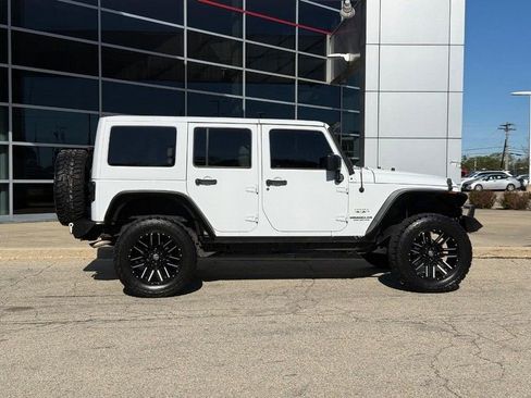 Used 2017 Jeep Wrangler Unlimited Sahara w/ Connectivity Group AWD/4WD image 2